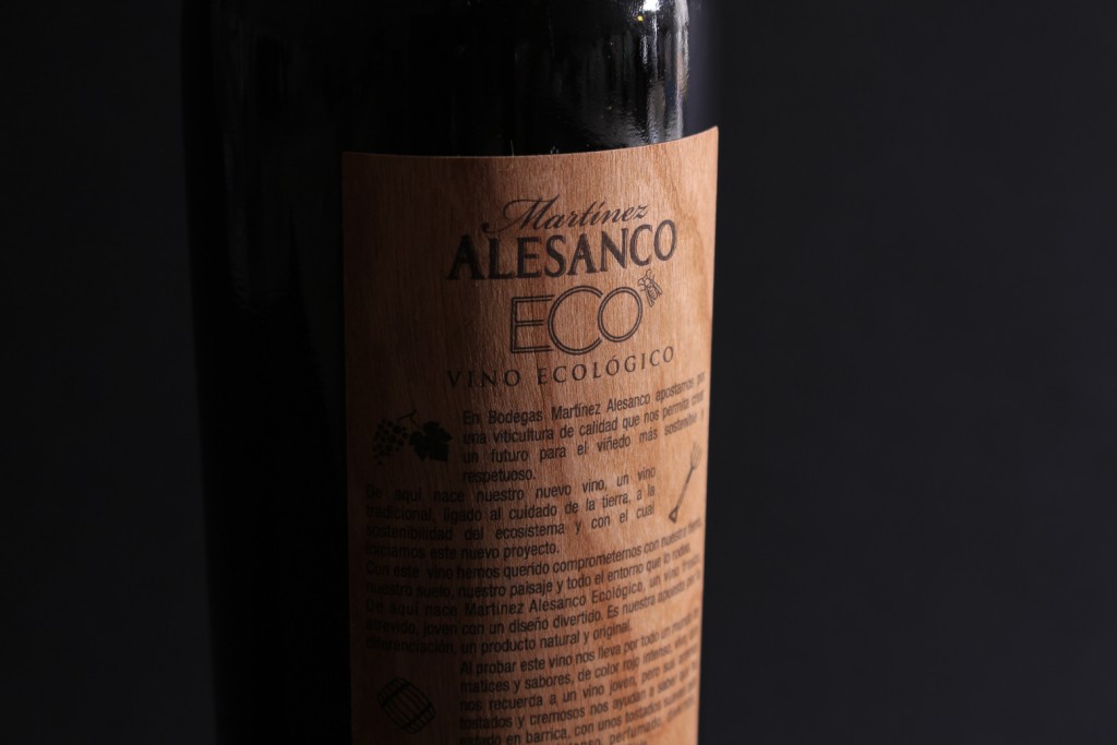 ECO Martínez Alesanco vino ecológico de Rioja con etiqueta elaborada en madera de cerezo