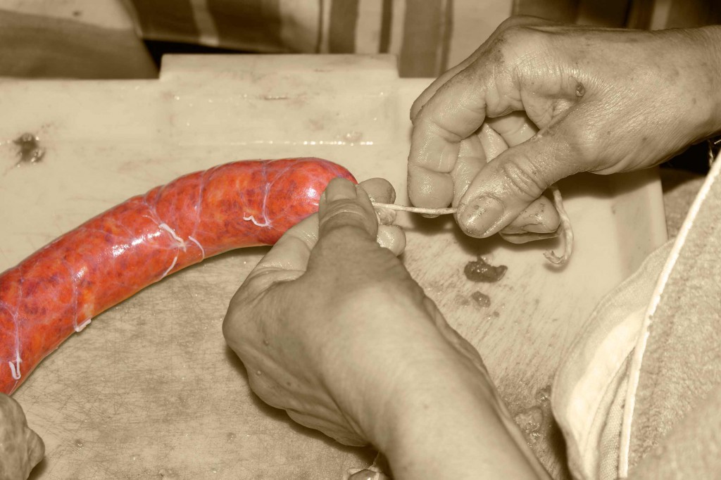Angela Martinez Alesanco elaborando chorizo de La Rioja
