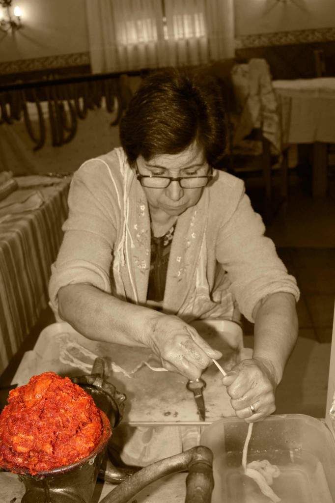 Angela Martinez Alesanco elaborando chorizo de La Rioja