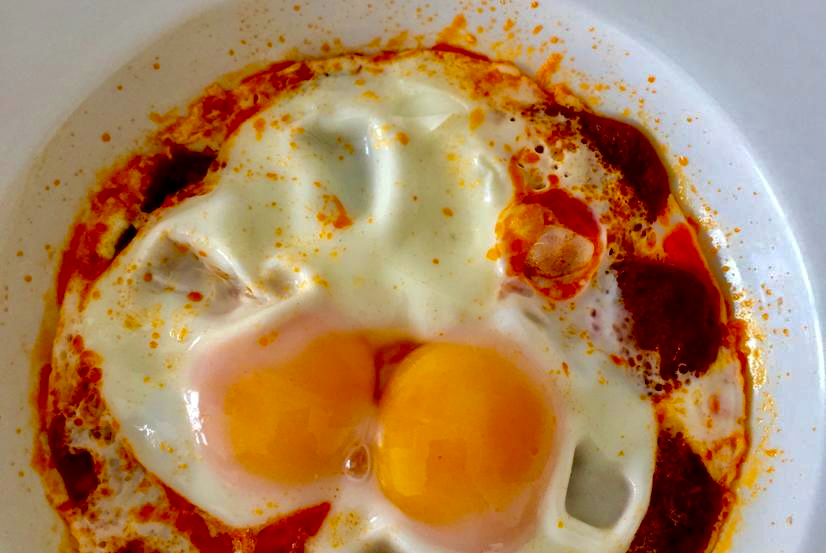 MARIDAJE TINTO JOVEN HUEVOS CON PICADILLO